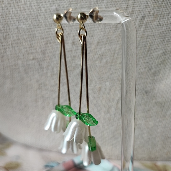 Lily of the Valley Flower Garden Plastic Gold Tone Pierced Earrings Brand New - Picture 8 of 15